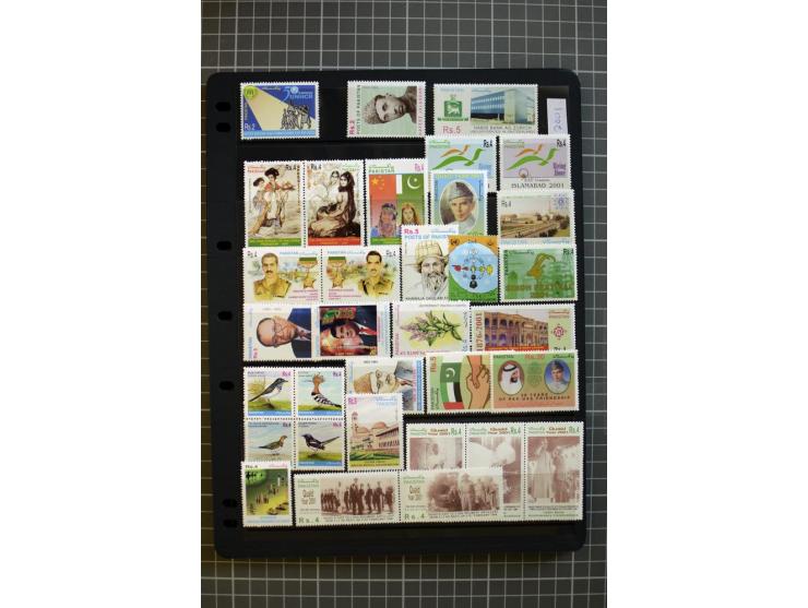1947/2007, mounted and unmounted mint collection with better stamps like SG 1-19 and official stamps 1-13, from 1971 unmounte