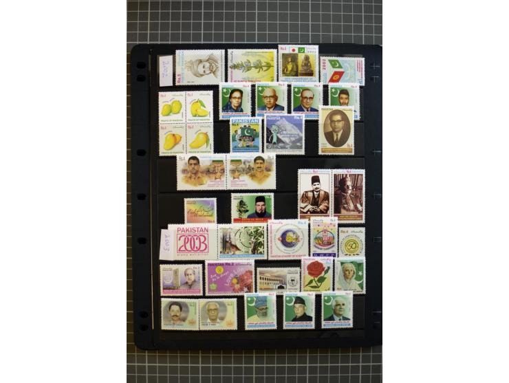 1947/2007, mounted and unmounted mint collection with better stamps like SG 1-19 and official stamps 1-13, from 1971 unmounte
