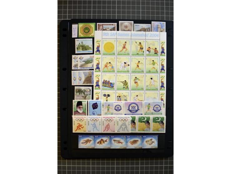 1947/2007, mounted and unmounted mint collection with better stamps like SG 1-19 and official stamps 1-13, from 1971 unmounte