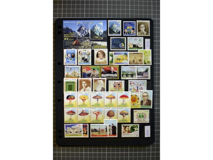 1947/2007, mounted and unmounted mint collection with better stamps like SG 1-19 and official stamps 1-13, from 1971 unmounte