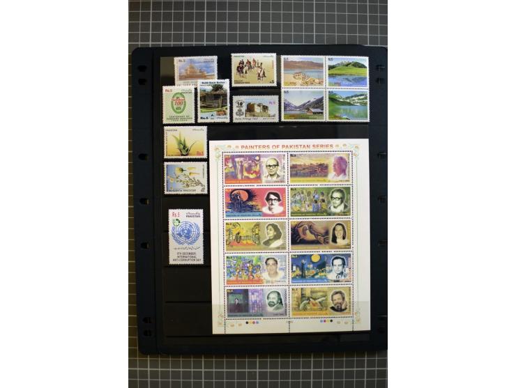 1947/2007, mounted and unmounted mint collection with better stamps like SG 1-19 and official stamps 1-13, from 1971 unmounte