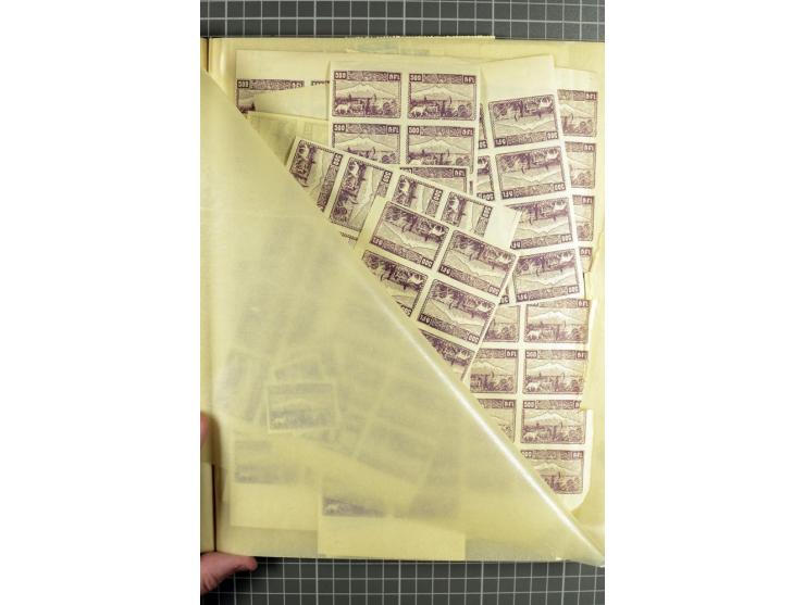 1922, 1. Yessayan Ausgabe, ein großer Bestand von echten Marken in zwei 16seitigen Lagerbüchern, dabei Aufdruckausgaben inkl.