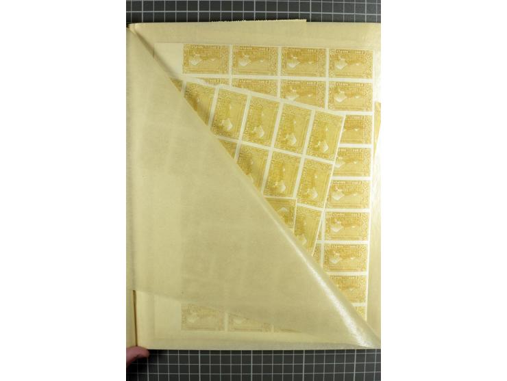 1922, 1. Yessayan Ausgabe, ein großer Bestand von echten Marken in zwei 16seitigen Lagerbüchern, dabei Aufdruckausgaben inkl.