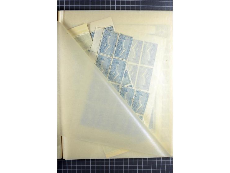 1922, 1. Yessayan Ausgabe, ein großer Bestand von echten Marken in zwei 16seitigen Lagerbüchern, dabei Aufdruckausgaben inkl.