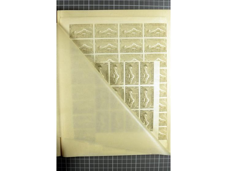 1922, 1. Yessayan Ausgabe, ein großer Bestand von echten Marken in zwei 16seitigen Lagerbüchern, dabei Aufdruckausgaben inkl.