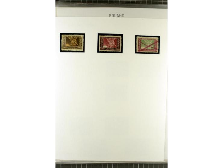 FISKALMARKEN: 80 Albumblatter mit viele hundert Lokalmarken und Dokumente, meist aus 1918-45, dabei viel Material aus Lwow, S