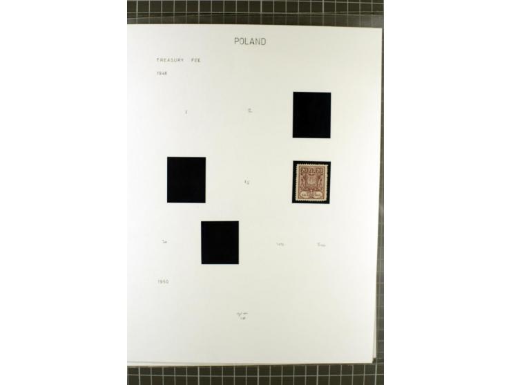 FISKALMARKEN: 80 Albumblatter mit viele hundert Lokalmarken und Dokumente, meist aus 1918-45, dabei viel Material aus Lwow, S