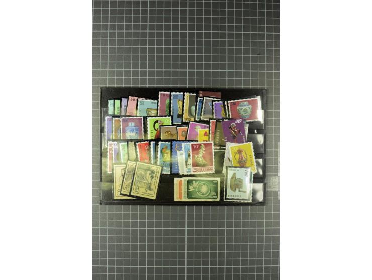 1964/83, schöne, vorwiegend postfrische Partie mit u.a. Mi.-Nr. 811-18, 858-60, 977-81, 990-92,  995-1008 (ohne 1002), 1016-1