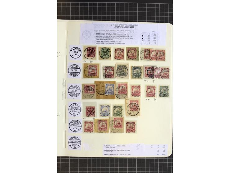 1893/1915, interessante Stempel-Sammlung von Amani bis Wugiri auf losen Marken und vielen Briefstücken, dabei einige bessere 