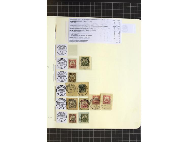 1893/1915, interessante Stempel-Sammlung von Amani bis Wugiri auf losen Marken und vielen Briefstücken, dabei einige bessere 