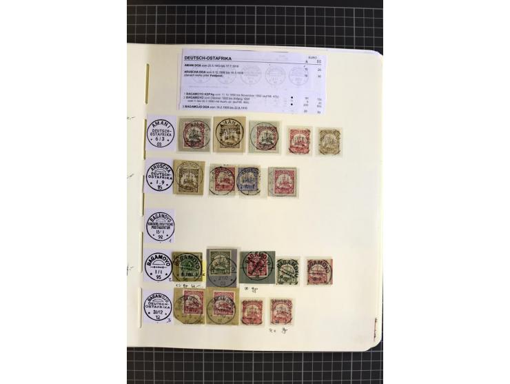 1893/1915, interessante Stempel-Sammlung von Amani bis Wugiri auf losen Marken und vielen Briefstücken, dabei einige bessere 