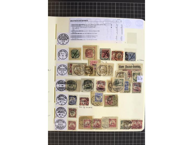 1893/1915, interessante Stempel-Sammlung von Amani bis Wugiri auf losen Marken und vielen Briefstücken, dabei einige bessere 