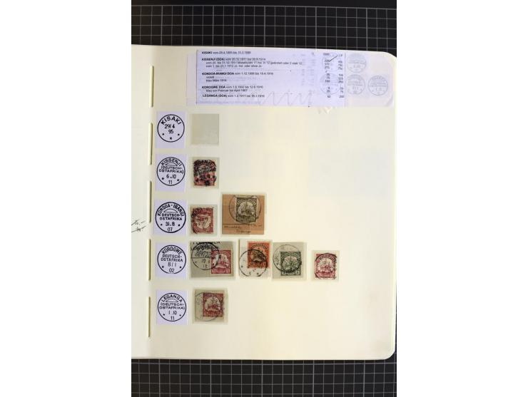 1893/1915, interessante Stempel-Sammlung von Amani bis Wugiri auf losen Marken und vielen Briefstücken, dabei einige bessere 