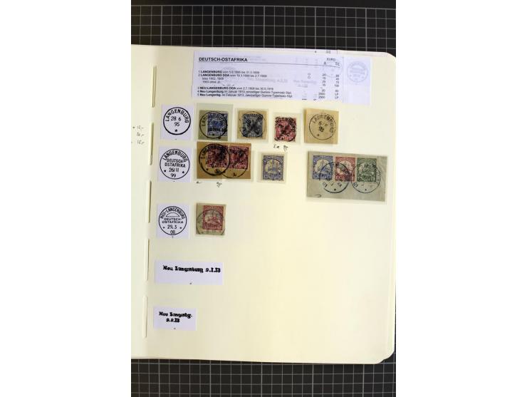 1893/1915, interessante Stempel-Sammlung von Amani bis Wugiri auf losen Marken und vielen Briefstücken, dabei einige bessere 