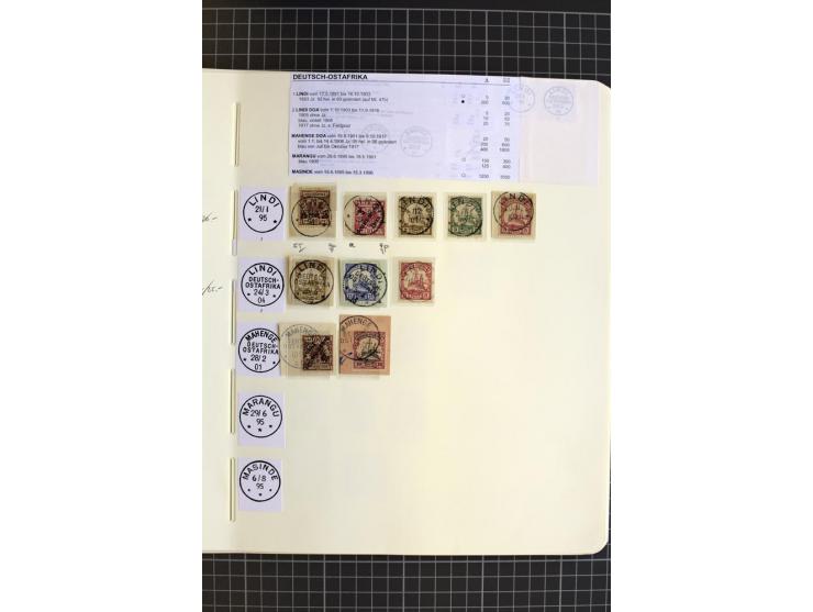 1893/1915, interessante Stempel-Sammlung von Amani bis Wugiri auf losen Marken und vielen Briefstücken, dabei einige bessere 
