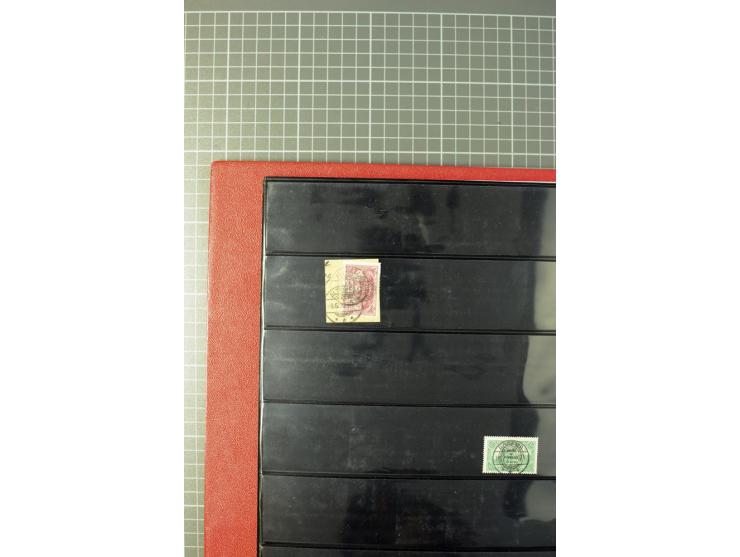 1920, Stempelsammlung auf losen Marken, Briefstücken und 28 Briefen, Karten und Ganzsachen, Postanweisungen und Paketkarte, d