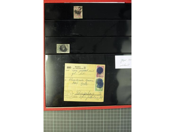 1920, Stempelsammlung auf losen Marken, Briefstücken und 28 Briefen, Karten und Ganzsachen, Postanweisungen und Paketkarte, d