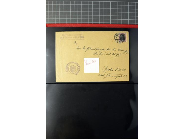 1920, Stempelsammlung auf losen Marken, Briefstücken und 28 Briefen, Karten und Ganzsachen, Postanweisungen und Paketkarte, d