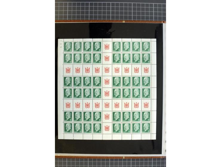 ZUSAMMENDRUCKE: 1955/1990, postfrische Sammlung der Freimarken-Zusammendrucke und aller Markenheftchenbogen ab Fünfjahrplan b