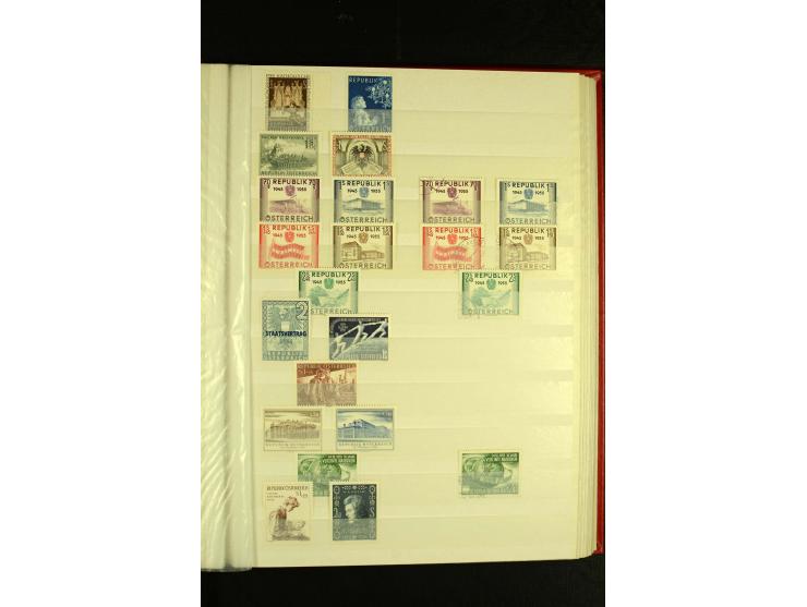 1945/81, postfrische und teils gestempelte Sammlung mit einigen besseren Ausgaben in 2 Steckbüchern