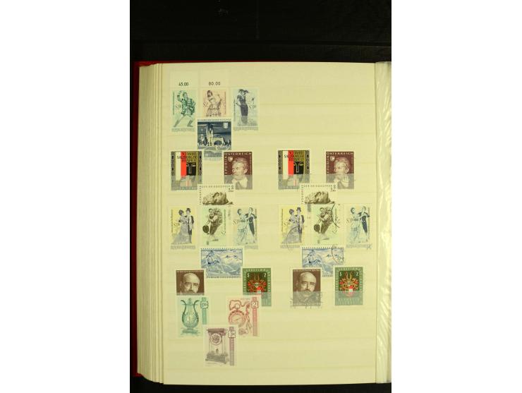 1945/81, postfrische und teils gestempelte Sammlung mit einigen besseren Ausgaben in 2 Steckbüchern