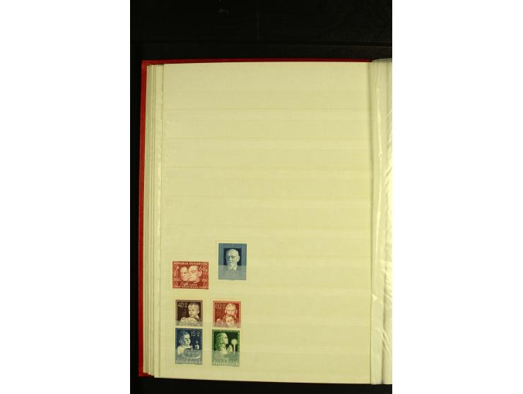 1945/81, postfrische und teils gestempelte Sammlung mit einigen besseren Ausgaben in 2 Steckbüchern