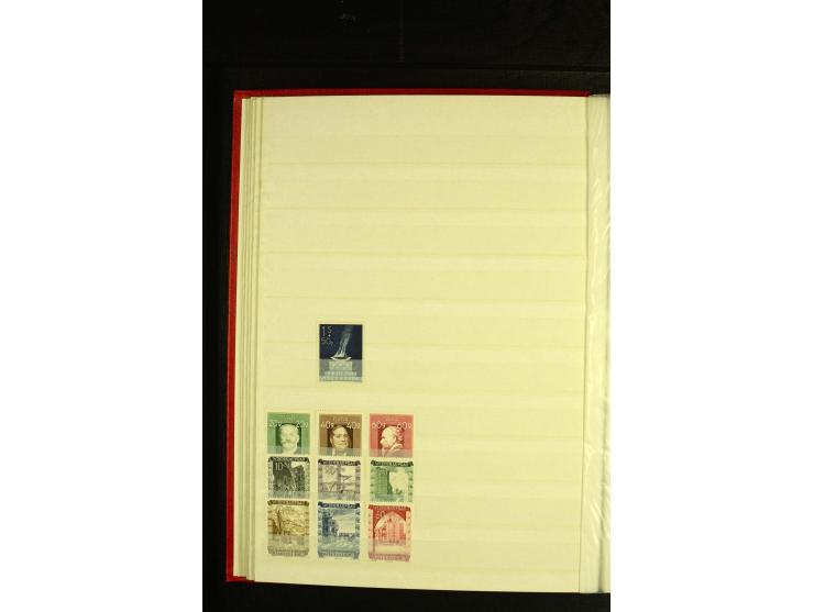 1945/81, postfrische und teils gestempelte Sammlung mit einigen besseren Ausgaben in 2 Steckbüchern