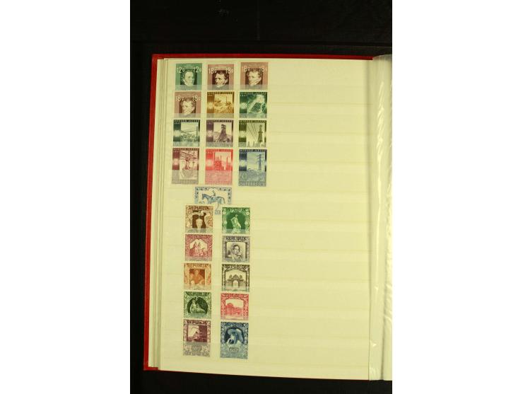 1945/81, postfrische und teils gestempelte Sammlung mit einigen besseren Ausgaben in 2 Steckbüchern