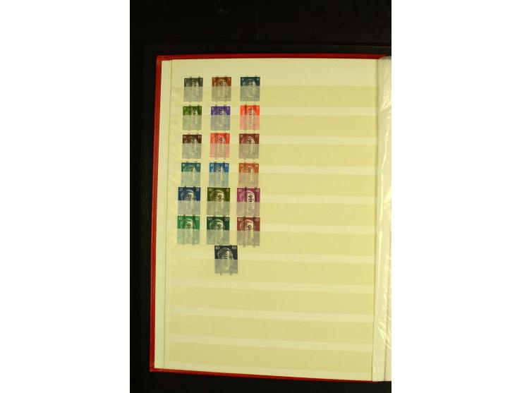 1945/81, postfrische und teils gestempelte Sammlung mit einigen besseren Ausgaben in 2 Steckbüchern