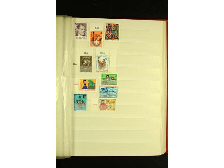 1945/81, postfrische und teils gestempelte Sammlung mit einigen besseren Ausgaben in 2 Steckbüchern