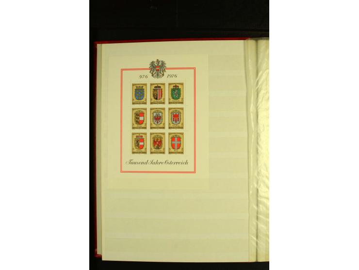 1945/81, postfrische und teils gestempelte Sammlung mit einigen besseren Ausgaben in 2 Steckbüchern