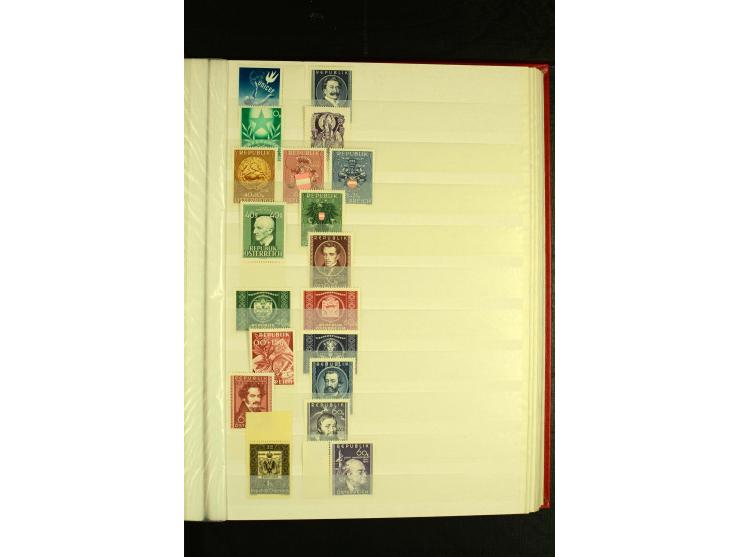 1945/81, postfrische und teils gestempelte Sammlung mit einigen besseren Ausgaben in 2 Steckbüchern