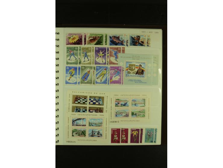 1858/1991, am Anfang meist ungebrauchte und gestempelte Sammlung mit Doubletten in 2 Alben, dabei Blockausgaben ab Nr. 1, pos