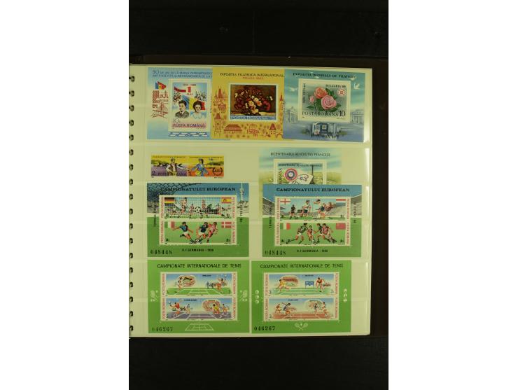 1858/1991, am Anfang meist ungebrauchte und gestempelte Sammlung mit Doubletten in 2 Alben, dabei Blockausgaben ab Nr. 1, pos