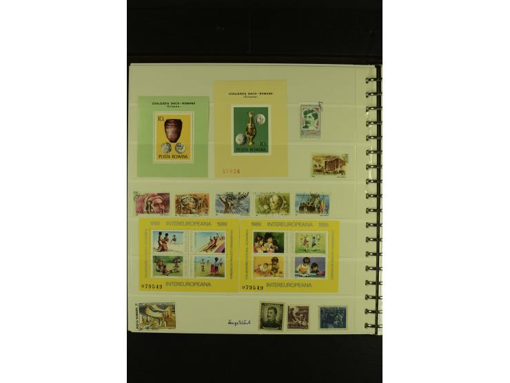 1858/1991, am Anfang meist ungebrauchte und gestempelte Sammlung mit Doubletten in 2 Alben, dabei Blockausgaben ab Nr. 1, pos