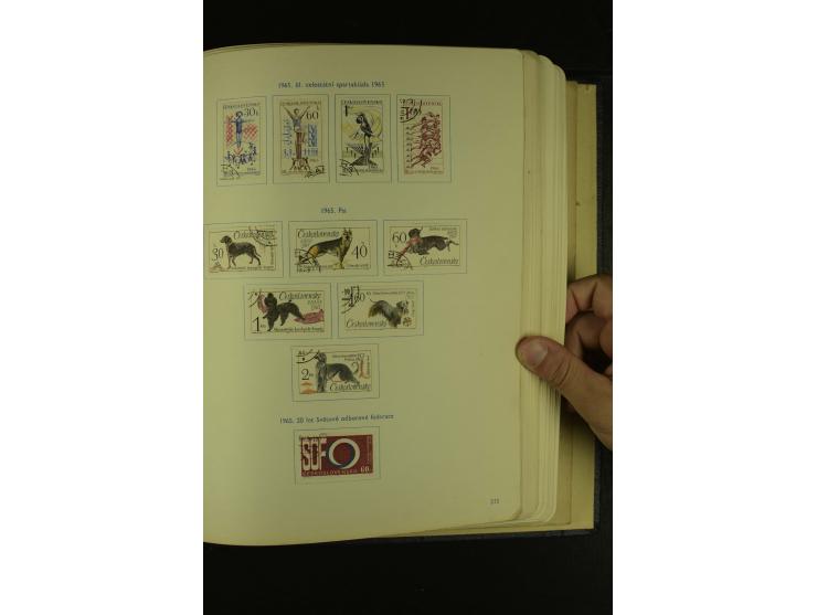 1918/1965, am Anfang meist ungebrauchte und gestempelte Sammlung in 2 Vordruckalben mit einigen Aufdruck- und Flugpost-Ausgab
