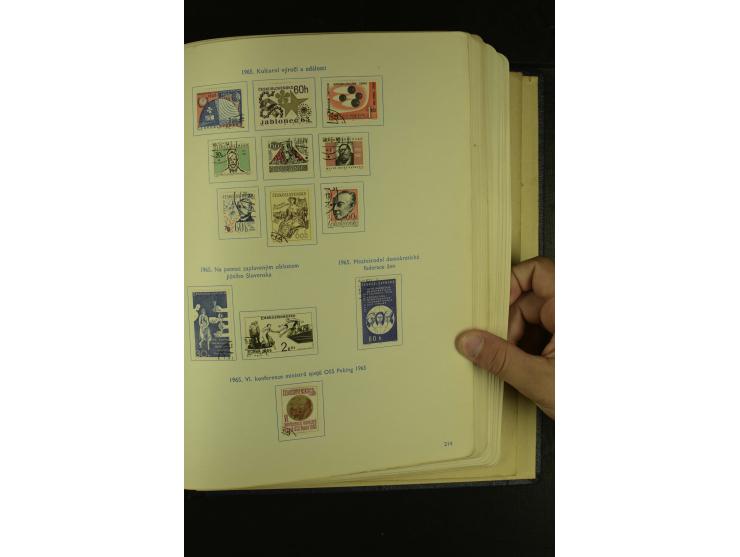 1918/1965, am Anfang meist ungebrauchte und gestempelte Sammlung in 2 Vordruckalben mit einigen Aufdruck- und Flugpost-Ausgab
