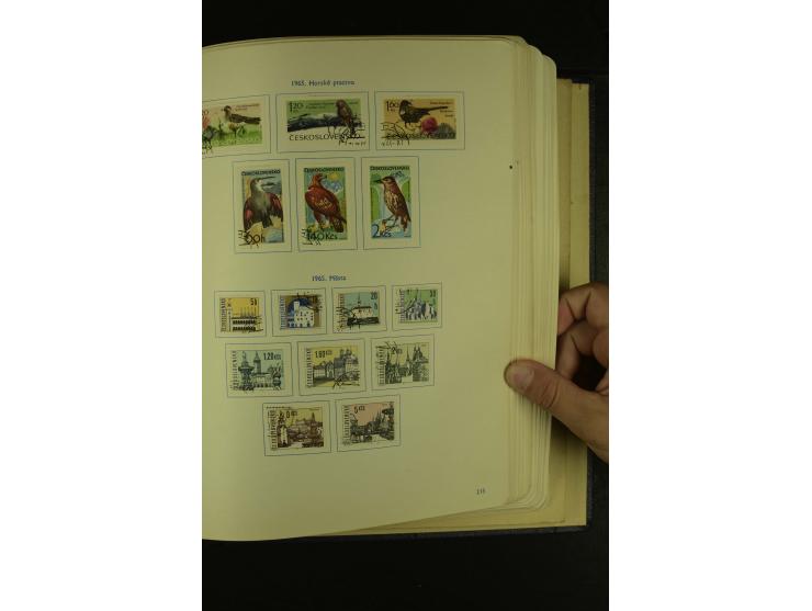 1918/1965, am Anfang meist ungebrauchte und gestempelte Sammlung in 2 Vordruckalben mit einigen Aufdruck- und Flugpost-Ausgab