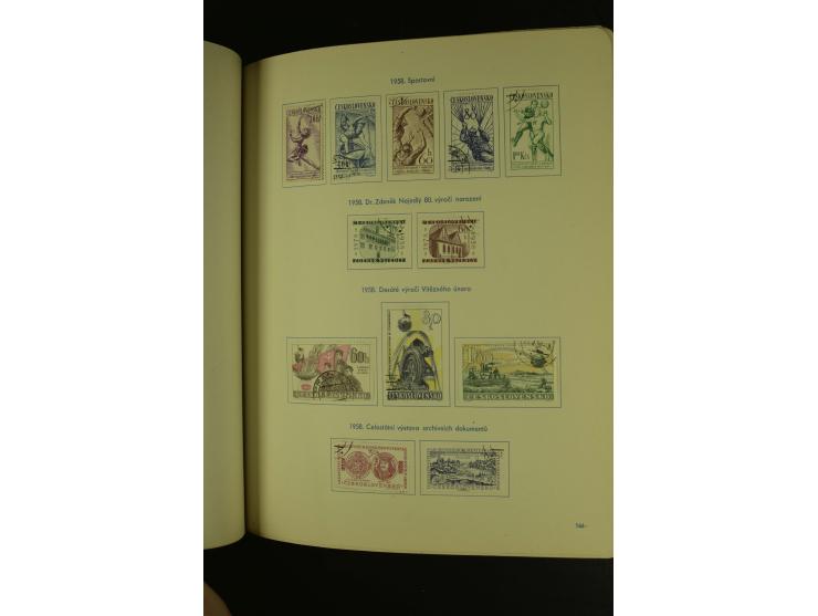 1918/1965, am Anfang meist ungebrauchte und gestempelte Sammlung in 2 Vordruckalben mit einigen Aufdruck- und Flugpost-Ausgab