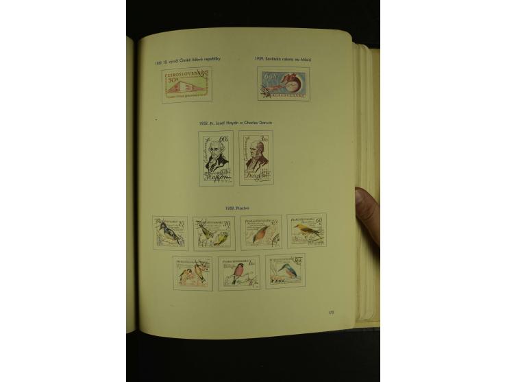 1918/1965, am Anfang meist ungebrauchte und gestempelte Sammlung in 2 Vordruckalben mit einigen Aufdruck- und Flugpost-Ausgab