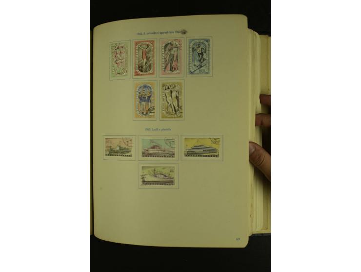 1918/1965, am Anfang meist ungebrauchte und gestempelte Sammlung in 2 Vordruckalben mit einigen Aufdruck- und Flugpost-Ausgab