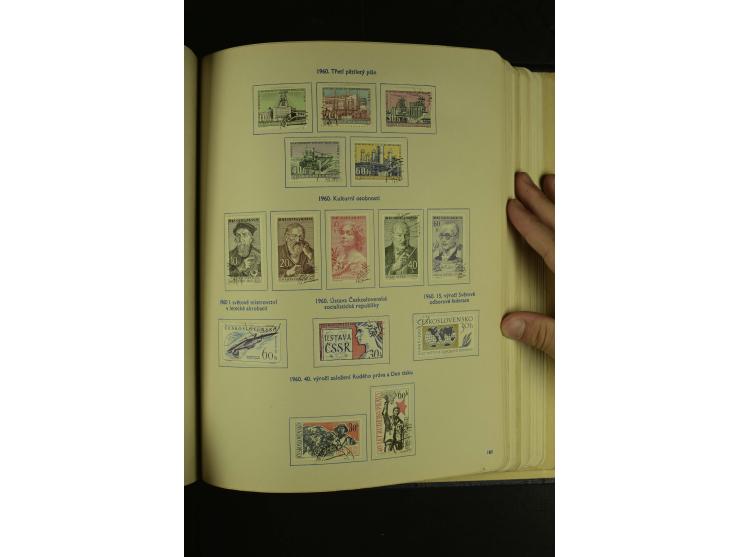 1918/1965, am Anfang meist ungebrauchte und gestempelte Sammlung in 2 Vordruckalben mit einigen Aufdruck- und Flugpost-Ausgab