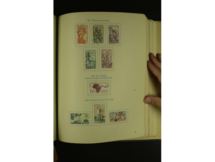 1918/1965, am Anfang meist ungebrauchte und gestempelte Sammlung in 2 Vordruckalben mit einigen Aufdruck- und Flugpost-Ausgab