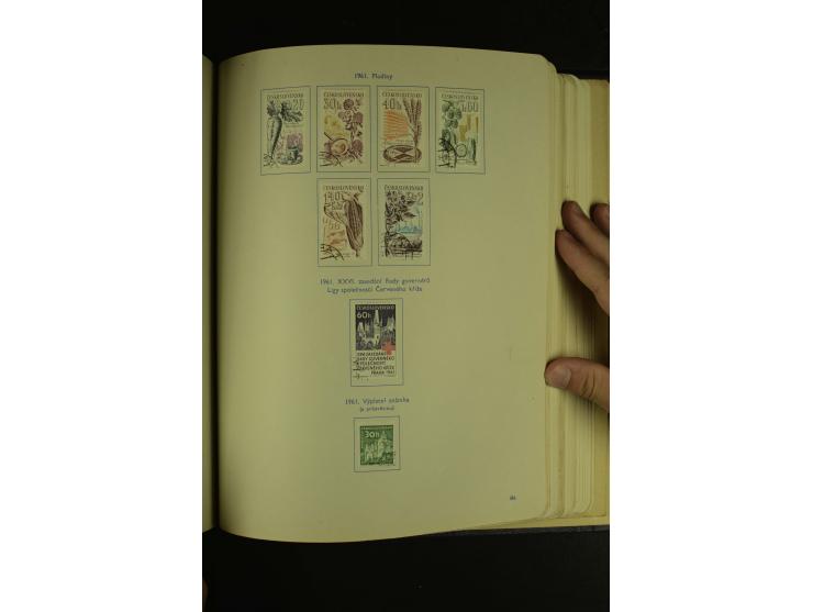 1918/1965, am Anfang meist ungebrauchte und gestempelte Sammlung in 2 Vordruckalben mit einigen Aufdruck- und Flugpost-Ausgab