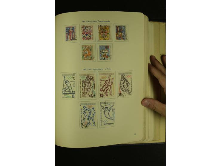 1918/1965, am Anfang meist ungebrauchte und gestempelte Sammlung in 2 Vordruckalben mit einigen Aufdruck- und Flugpost-Ausgab