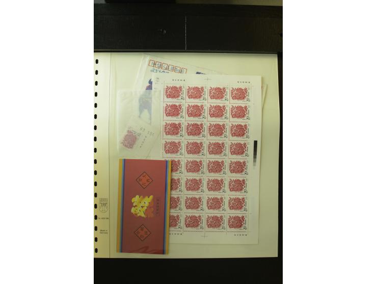 1977/93, postfrische Partie, dabei Blocks und Markenheftchen, außerdem Ganzsachen, Maximumkarten sowie einige Briefe, gute Er