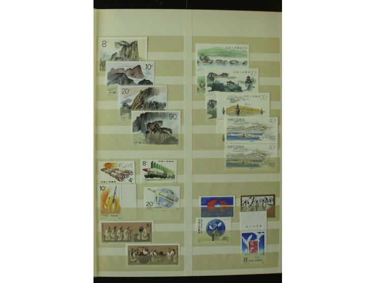 1977/93, postfrische Partie, dabei Blocks und Markenheftchen, außerdem Ganzsachen, Maximumkarten sowie einige Briefe, gute Er