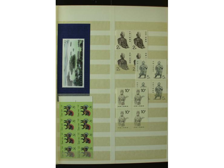 1977/93, postfrische Partie, dabei Blocks und Markenheftchen, außerdem Ganzsachen, Maximumkarten sowie einige Briefe, gute Er
