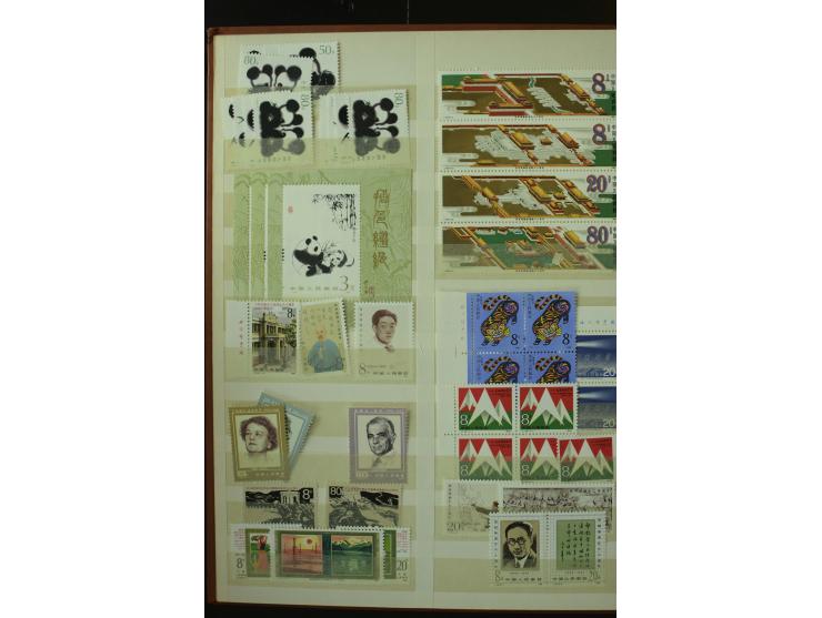 1977/93, postfrische Partie, dabei Blocks und Markenheftchen, außerdem Ganzsachen, Maximumkarten sowie einige Briefe, gute Er