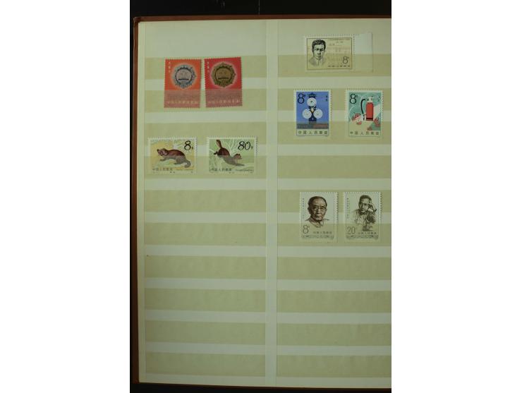 1977/93, postfrische Partie, dabei Blocks und Markenheftchen, außerdem Ganzsachen, Maximumkarten sowie einige Briefe, gute Er